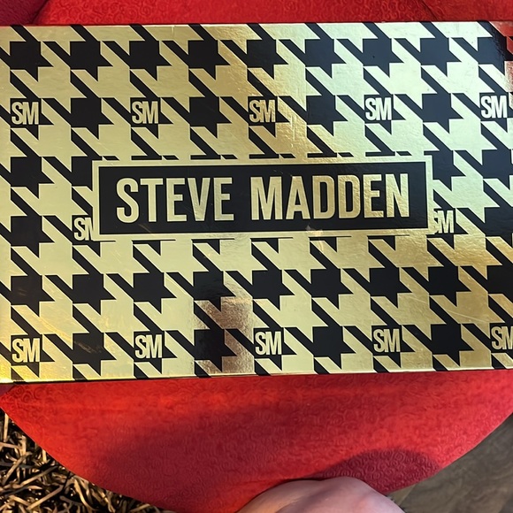 STEVE MADDEN - Picture 6 of 12